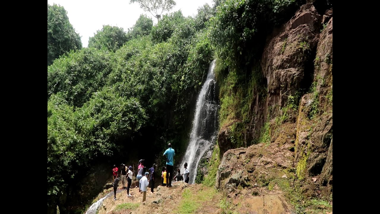 Водопады Нанзири, куда многие угандийцы спешат за богатством и благословениями