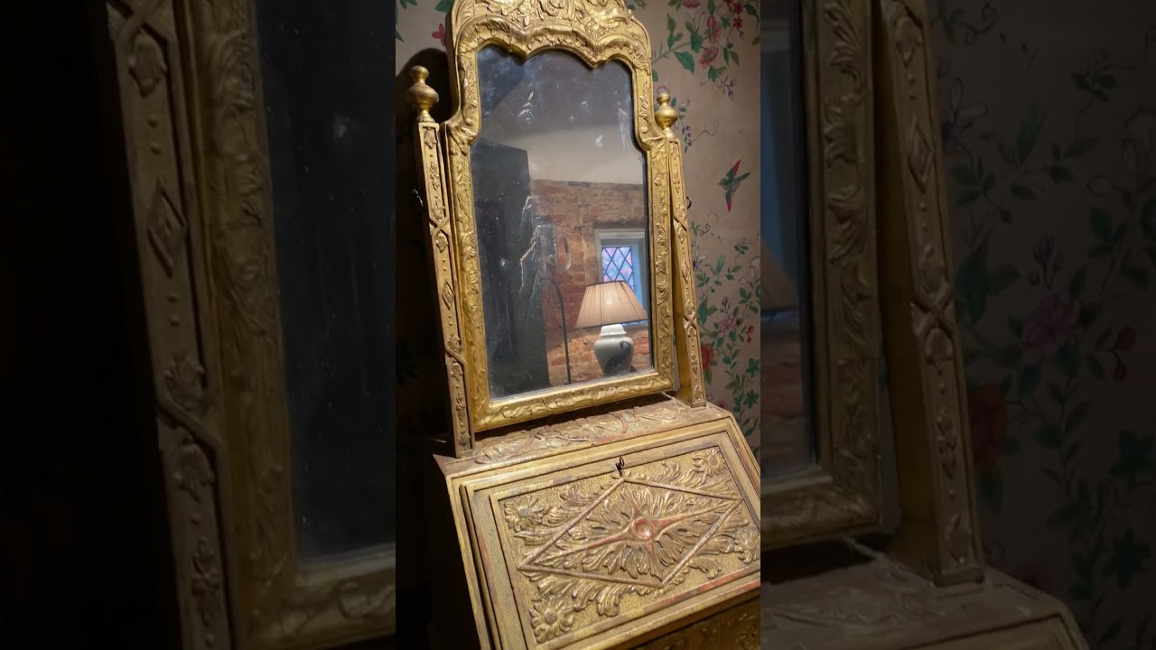 Early 18th Century Carved Giltwood Dressing Mirror