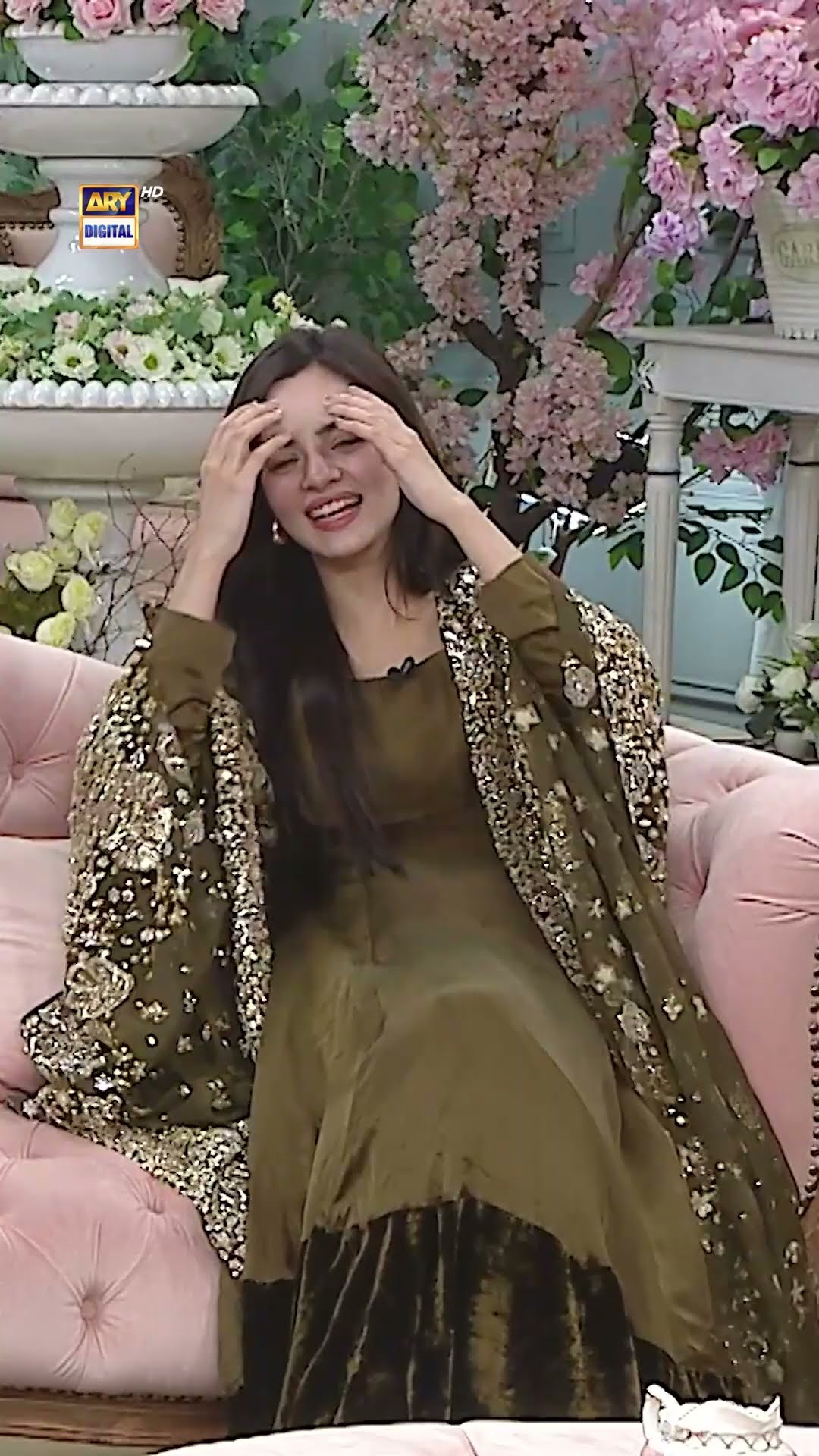 Host Woh Hain Aap Nahi ?? #aedil  #komalmeer  #azaansamikhan  #shorts