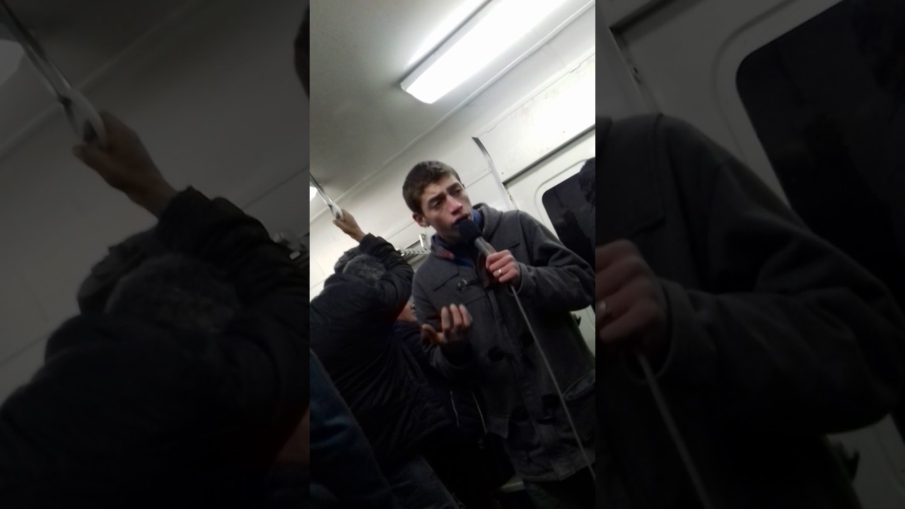 Jorgito hace que la gente no sienta el viaje en el tren despues del dia cansador de vuelta a casa