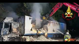 Vicenza - Incendio di due mezzi pesanti in un parcheggio - www.HTO.tv