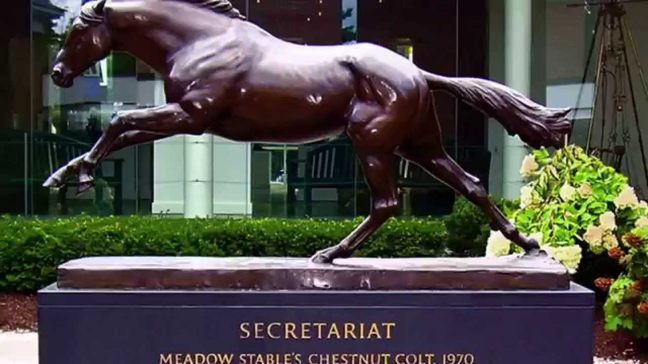 Номер секретариата. Секретариат памятник. Скульптура скаковой лошади. Секретариат могила. Конь бежит статуя.