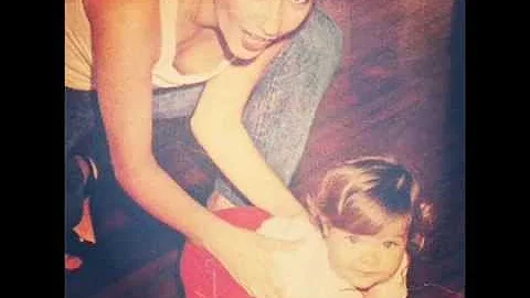 Como chama a filha de Zizi Possi?