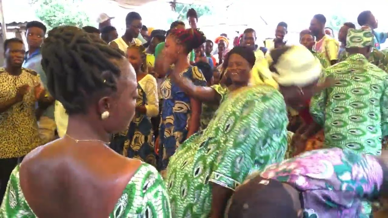 😂😂😂🔥 c’est encore quelle danse? La fille en rouge