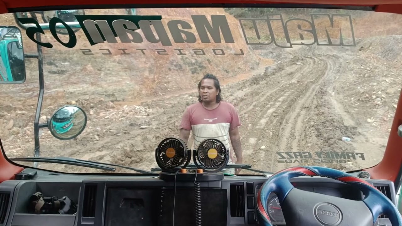 Kondisi jalan lintas papua sebelum diterjang longsor 