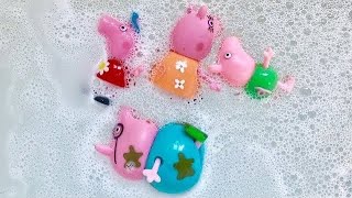 BUBBLE BATH with PUPPY and PEPPA PIG TOYS!