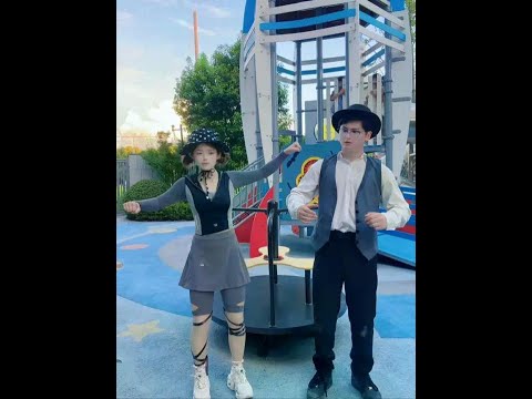 Double light drama theater # partner combination # robot dance # mime The robot dancing doll is so