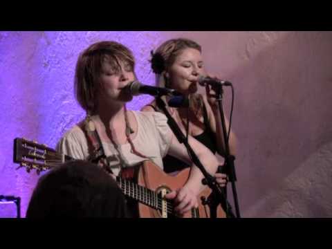 Wallis Bird & Aoife O'Sullivan im Salmen singin "Y...