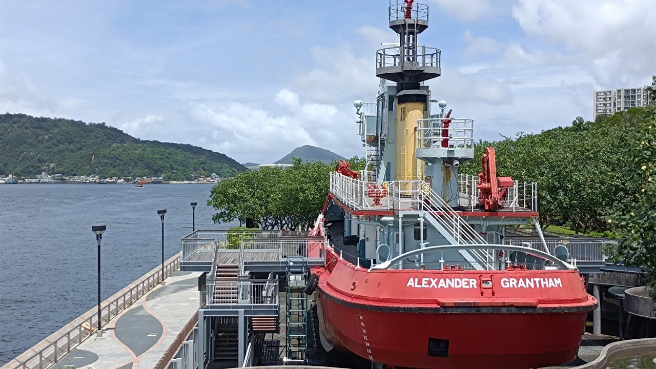 Let's tour around QUARRY BAY PARK at the Seaside//Bevz Marcos