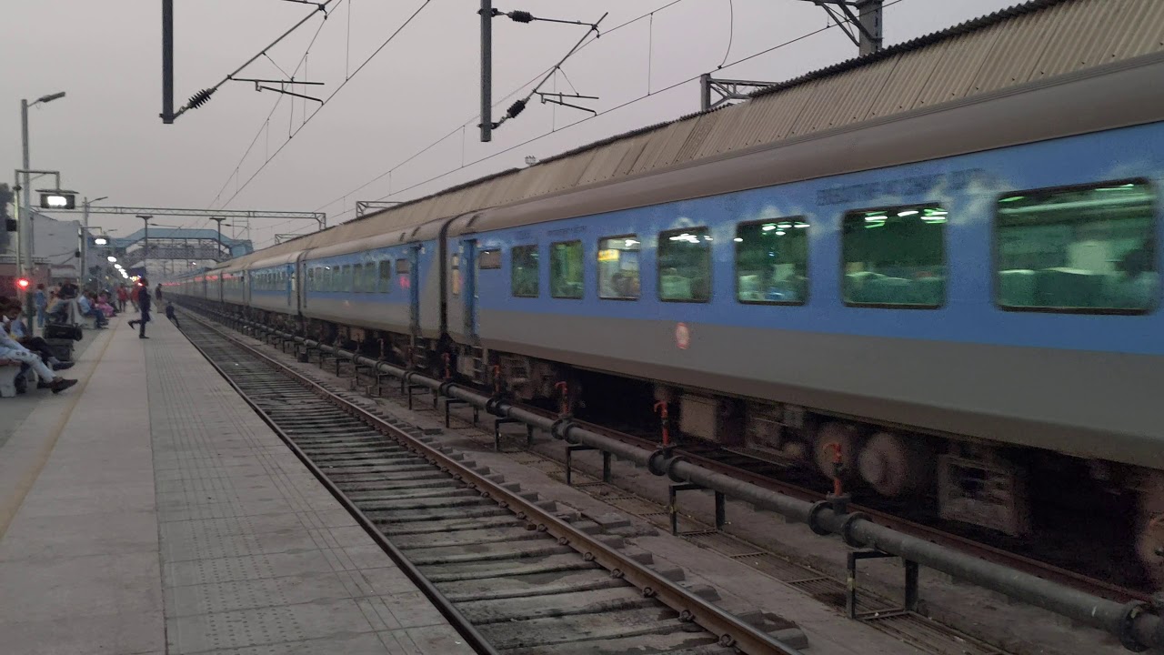 12030 Amritsar - New Delhi Swarna Jayanti Shatabdi Express entering ...