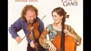 Vignette de la vidéo "Alasdair Fraser and Natalie Haas - Da Slockit Light"