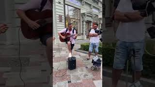 Известный телеведущий с НТВ Федерико Арнальди сыграл с уличными музыкантами в Ялте