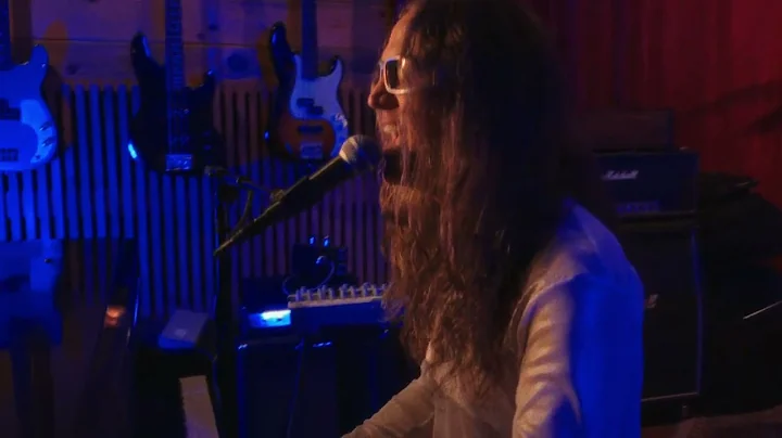 Sing a Song (live at Revolver Studios) by Robbie Gennet