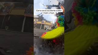 Carro no uso direccionales y causó que biker mujer se cayera de la moto.