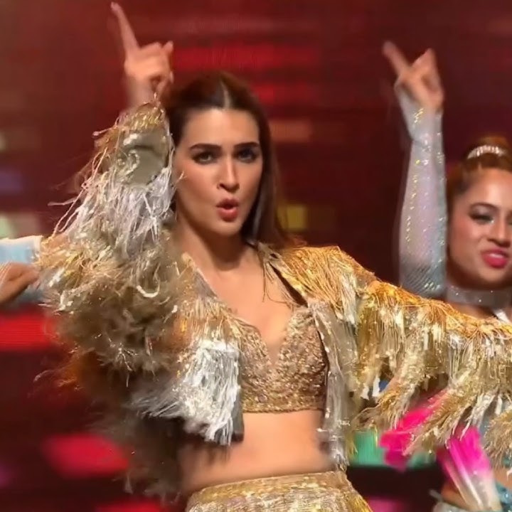 Kriti Sanon Slays the Stage on “Koi Yahan Aha Nache Nache” 💃🏻✨🔥#dance #kritisanon