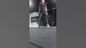 Agachamento sumô com salto.