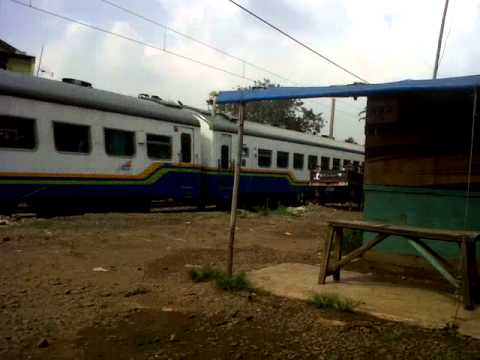 Kereta Api Argo Parahyangan melintasi Cibitung menuju ke Kereta Api Argo Parahyangan melintasi Cibitung menuju ke