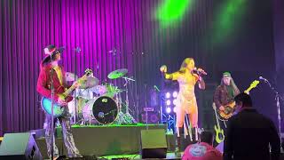 Welcome to the Jungle performed by Mojo Juju