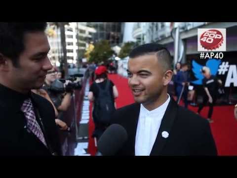 Dom Lau chats with Guy Sebastian at the 2014 ARIAs