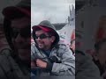 lo corren tronandoIe los dedos