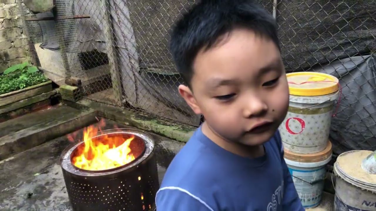 Bà Thắp hương mời các cụ về ăn tết ￼￼￼