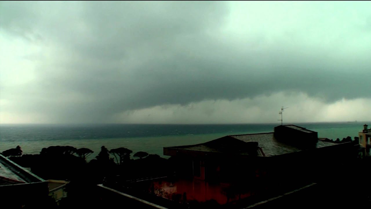 04 Novembre 2011 - Timelapse of first Tornado near Genova... one hour in 10 minutes...