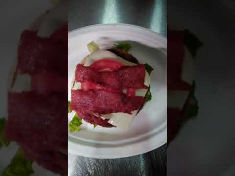 Video: Burgers With Bacon, Salad And Tomatoes