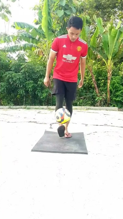 Tutorial Juggling Bola Satu Kaki Untuk Pemula #shorts