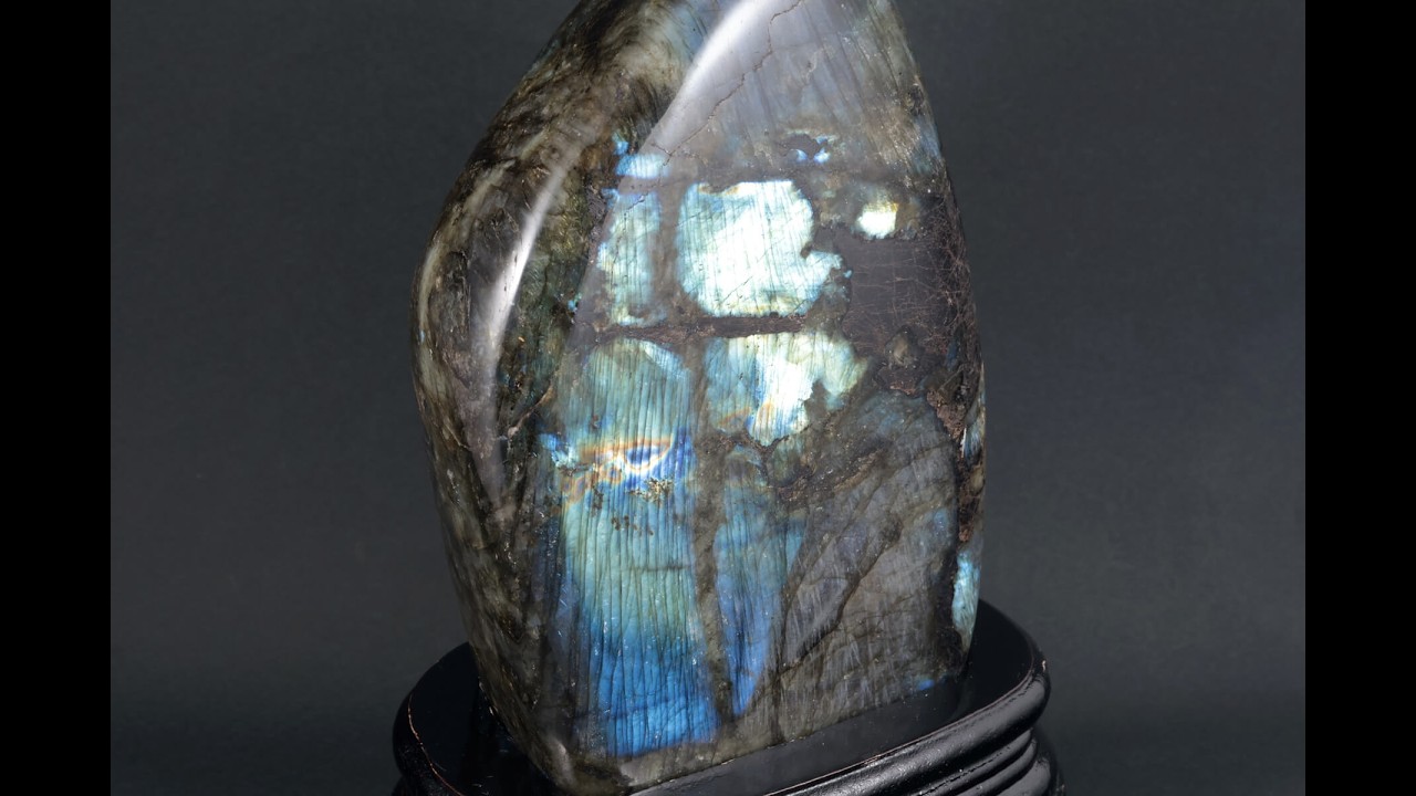 ラブラドライトÀ級の置物です ラブラドライト 置石 2.4kg / Labradorite - YouTube