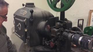 Funcionamiento de un proyector de cine antiguo