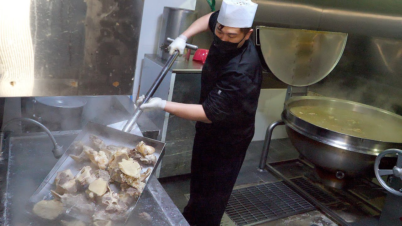 Приготовление гомтана из казана мастера (суп из говяжьих костей, домашняя лапша, кимчи)