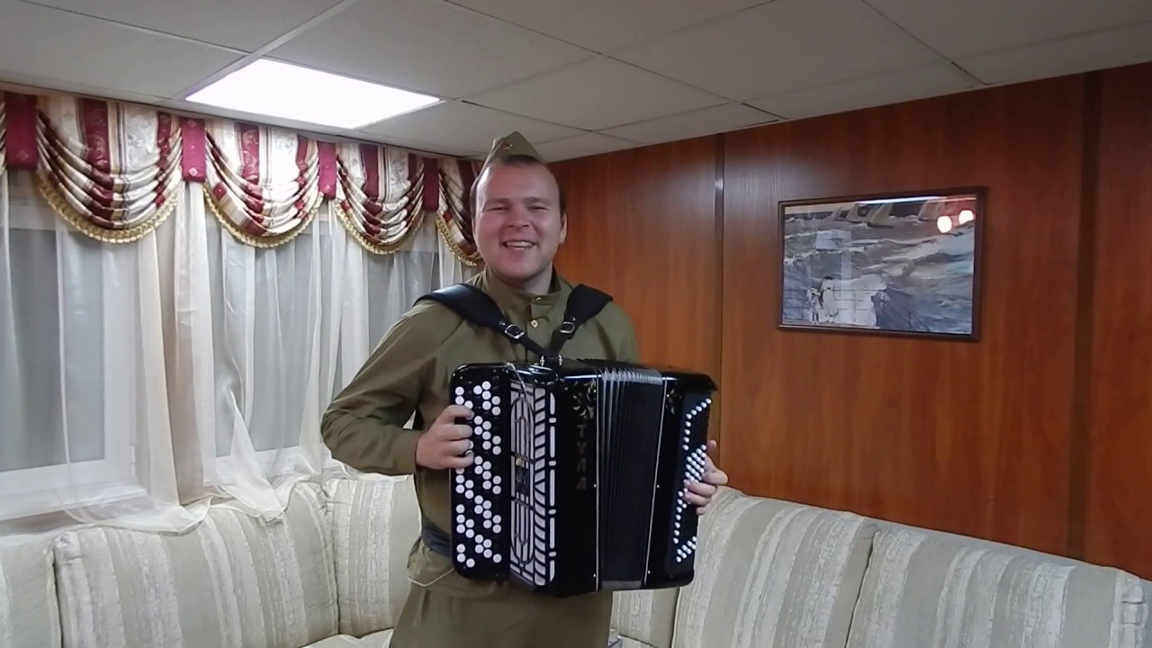 "Комбат-батяня, батяня-комбат!" Играет и поёт Павел Сивков (баян) - YouTube