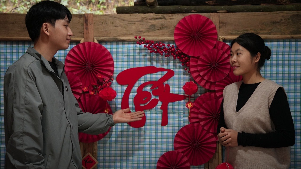 Mr. Khanh and Tieu Ai cleaned and decorated the house together to welcome the new year