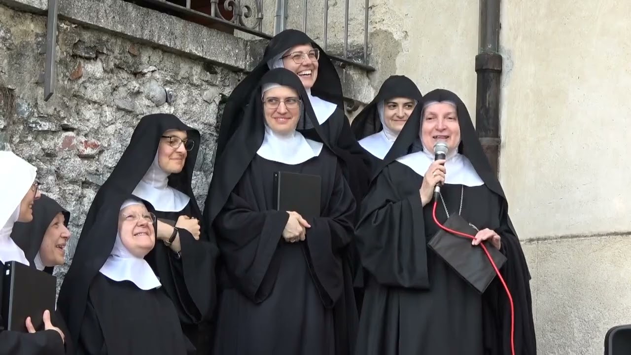 La piazza dell'Isola di San Giulio intitolata a madre Anna Maria Canopi