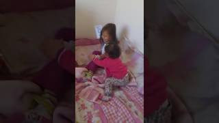 Briga de irmãs |baby eating funny