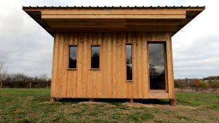 Construction d'une cabane avec des outils à main