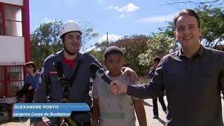 Mineirinho de 11 anos realiza conhece ídolo bombeiro no aniversário