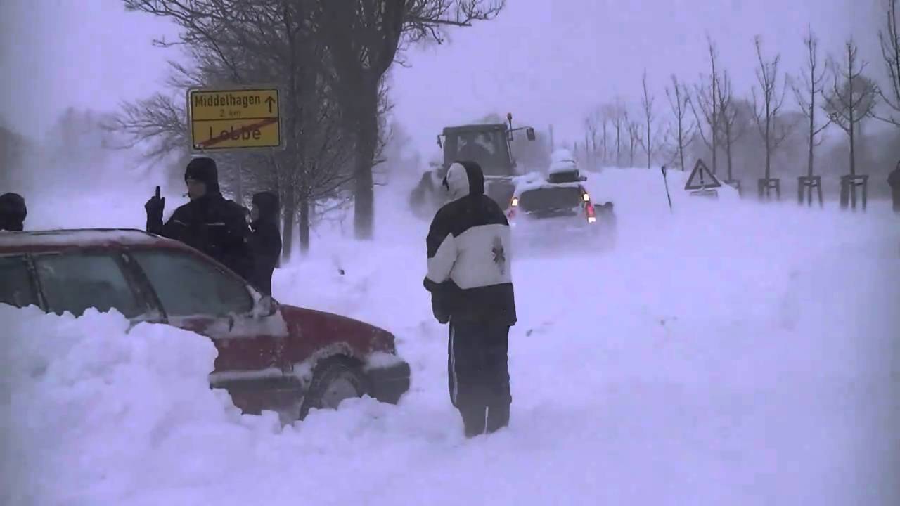 Schneesturm Rügen Mönchgut  Heiligabend nichts geht mehr Strasse ist unpassierbar