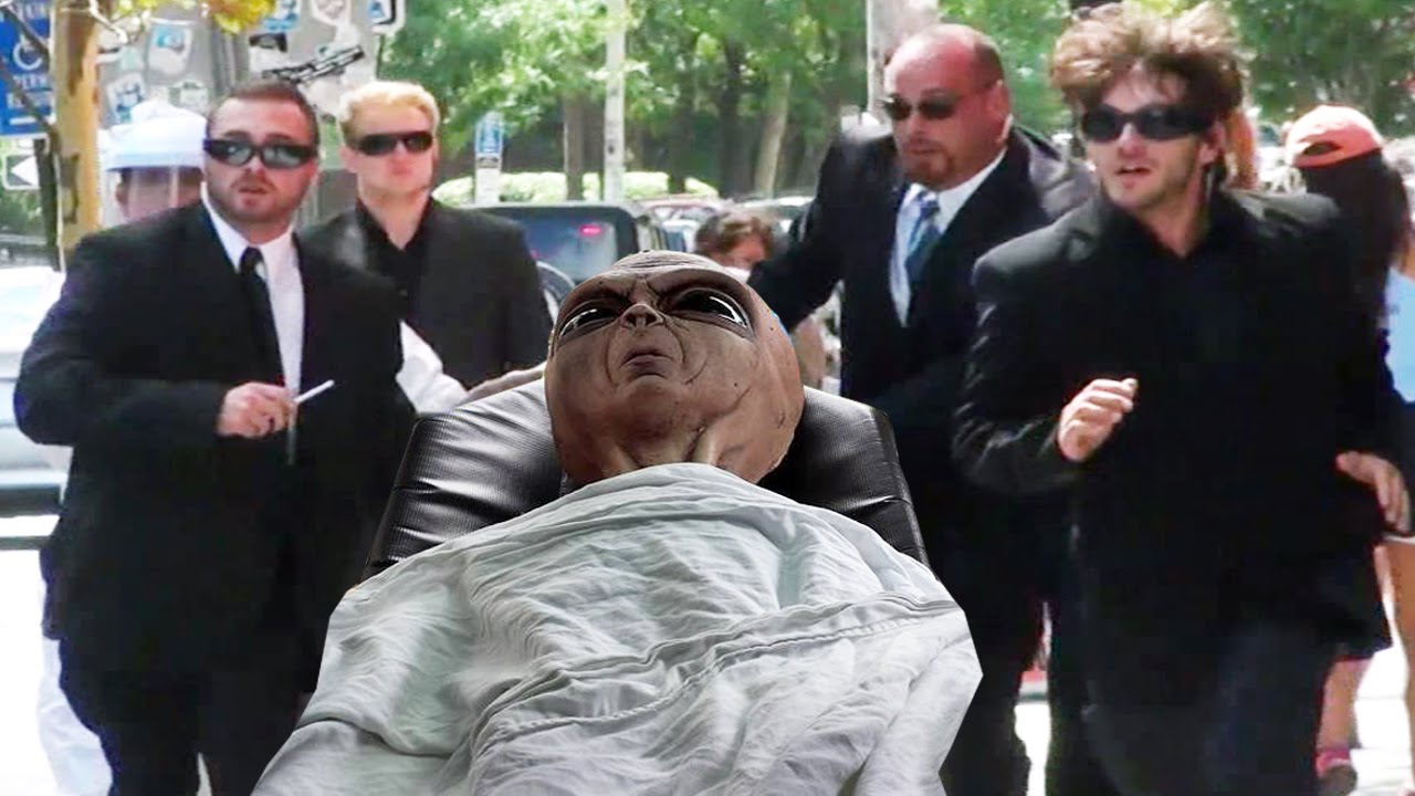 Men In Black MIB Alien In Real Life Hidden Camera Prank ...