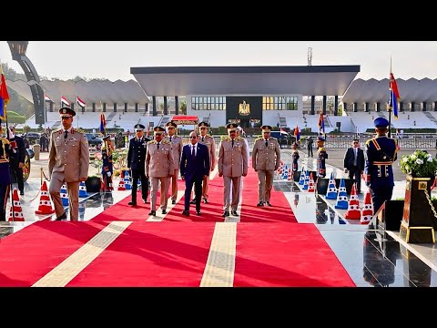 موقع الرئاسة الرئيس عبد الفتاح السيسي يضع أكاليل الزهور على النصب التذكاري لشهداء القوات المسلحة