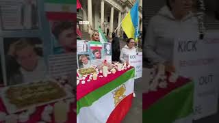 تجمع گروهی از ایرانیان مقیم استرالیا مقابل پارلمان ملبورن برای چهلم حمیدرضا روحی