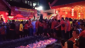 Tradisi Tionghoa Berjalan Diatas Bara Api 2023
