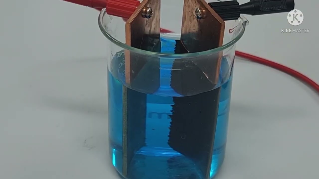 التحليل الكهربائي لمحلول كبريتات النحاس الثنائي باستخدام أقطاب من النحاس