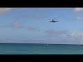 Regeringsvliegtuig met koninklijk gezelschap vliegt over Maho Beach en landt op Sint Maarten