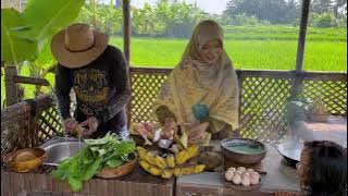 Memetik Sawi dan Motong Ayam Kampung | Masak Bakmi Goreng Jawa, Acar, Pisang Rai, dan Kerupuk