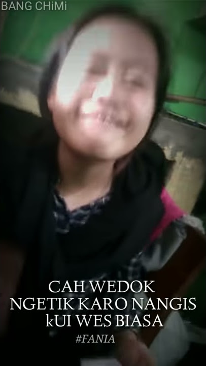 Story wa sedih cewek mengetik sambil menangis.