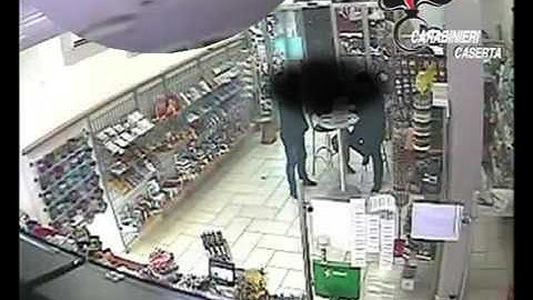Grabisnin dyqane e banesa, shqiptari çarmatos  grabitësit. Napoli e bën hero - Ora News