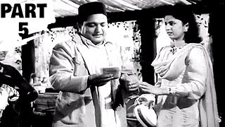 Synopsis: day-dreamer and artist, pyarelal, lives a poor lifestyle in
bombay with his retired dad; housewife mom; married brother, mohan
wife, malti;...