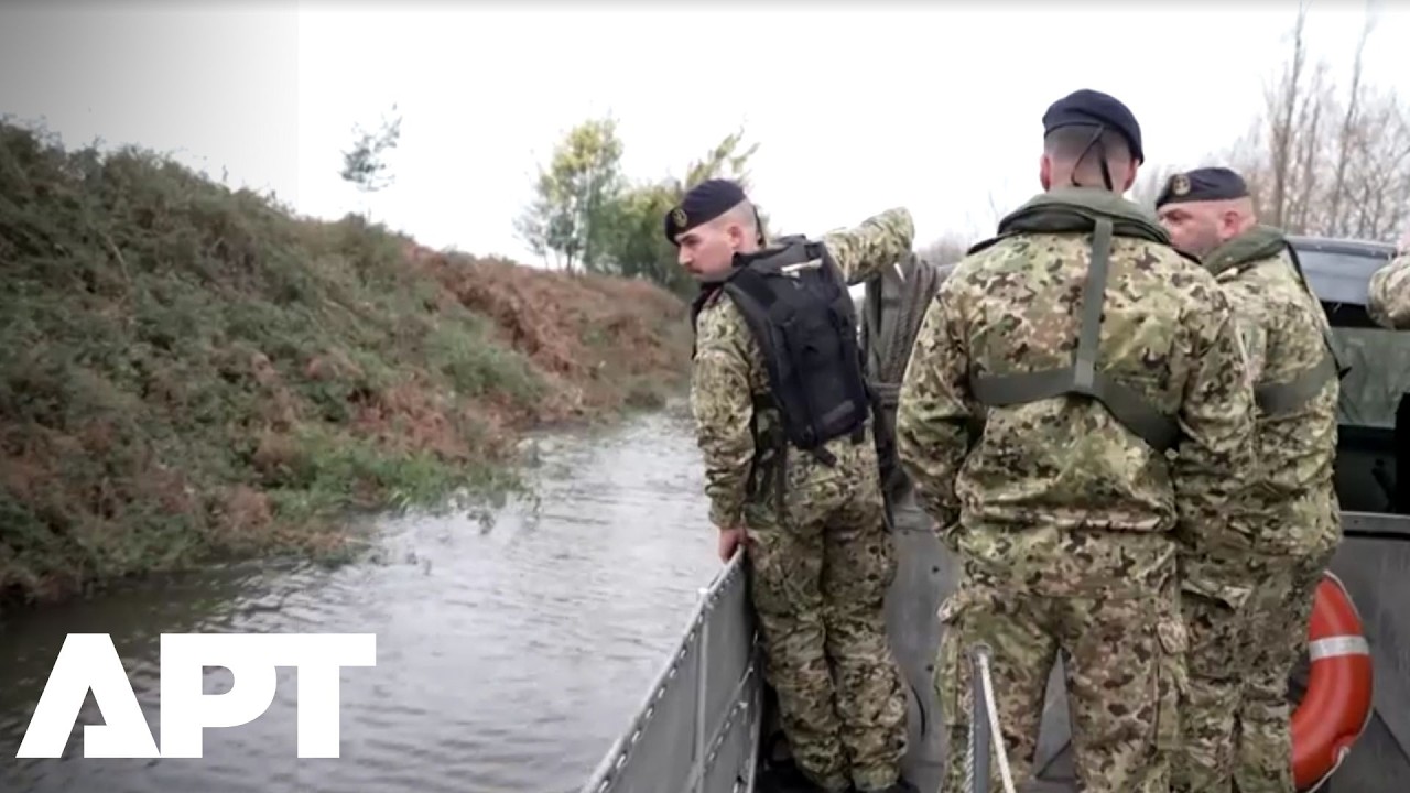 Португальский военно-морской флот использовал амфибийные машины для спасения жителей затопленного...