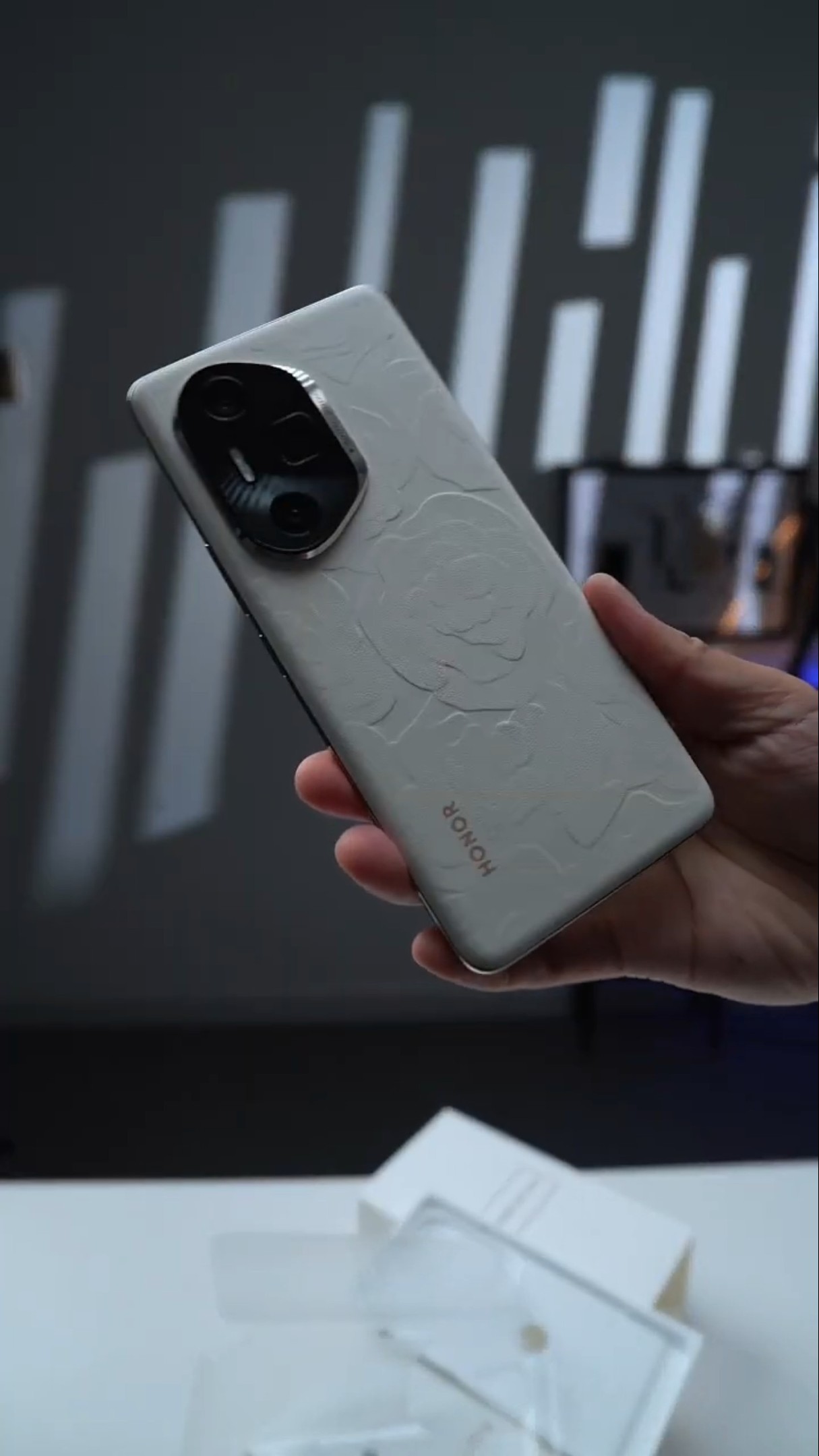I heard that you all like mobile phones with good camera, so here comes Honor 300 Honor 300 press